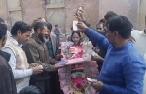 خاتون ڈپٹی ڈائریکٹرکالجزکااستقبال ڈھول کی تھاپ پر نوٹ نچھاور Deputy director colleges Nankana sahib