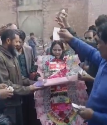 خاتون ڈپٹی ڈائریکٹرکالجزکااستقبال ڈھول کی تھاپ پر نوٹ نچھاور Deputy director colleges Nankana sahib