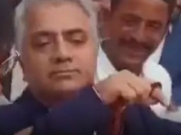 شراب پی کر جھگڑا،ویڈیو وائرل ہونے پرپرو وائس چانسلر معطل professor athar shah pro vice chancellor Sindh university