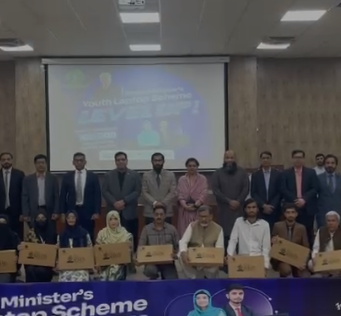 یونیورسٹی آف ایجوکیشن، میں 1068طلباء میں لیپ ٹاپ تقسیم Distribution of scholarships in collaboration with PEF and PARCO