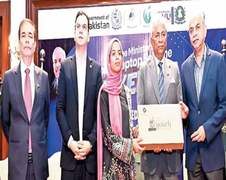 جے ایس ایم یو کے طلبا میں لیپ ٹاپ تقسیم